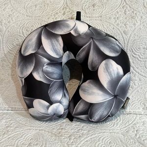 KC Hawaii‎ travel pillow, like new